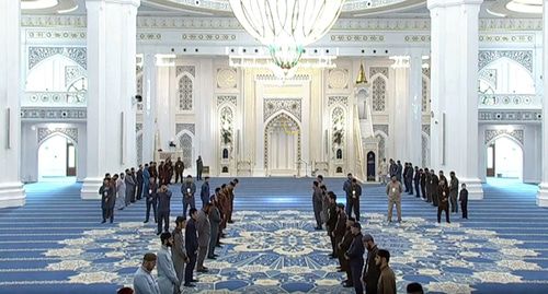 Церемония открытия мечети "Гордость мусульман" в Шали. Фото кадр видео
ЧГТРК "Грозный" https://www.youtube.com/watch?time_continue=1&v=yQN_j5xjwXM
Церемония открытия мечети "Гордость мусульман" в Шали. Фото кадр видео
ЧГТРК "Грозный" https://www.youtube.com/watch?time_continue=1&v=yQN_j5xjwXM