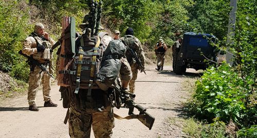 Югоосетинские пограничники остались в окрестностях села Цнелис обеспечивать безопасность местных жителей. Фото: Анна Джиоева для "Кавказского узла" Югоосетинские пограничники остались в окрестностях села Цнелис обеспечивать безопасность местных жителей. Фото: Анна Джиоева для "Кавказского узла"