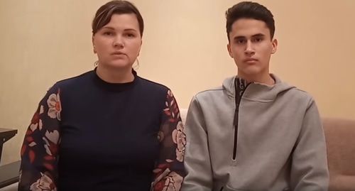 скриншот видеообращения жены и сына Эльвина Исаева.https://www.youtube.com/watch?v=flw-vXUjmYk скриншот видеообращения жены и сына Эльвина Исаева.https://www.youtube.com/watch?v=flw-vXUjmYk