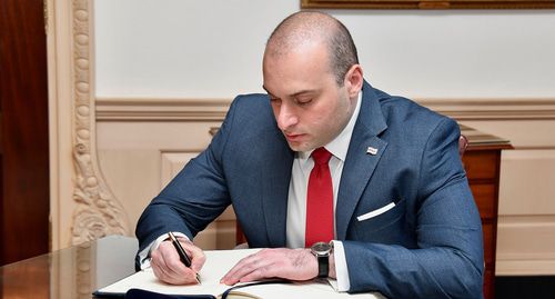 Мамука Бахтадзе. Фото Госдепартамент США от США - премьер-министр Грузии Бахтадзе подписал гостевую книгу госсекретаря Помпео Мамука Бахтадзе. Фото Госдепартамент США от США - премьер-министр Грузии Бахтадзе подписал гостевую книгу госсекретаря Помпео