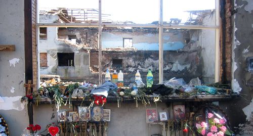 Вид из окна на Бесланскую школу . Фото датировано 21 сентября 2004 года. Фото: Общественное достояние Вид из окна на Бесланскую школу . Фото датировано 21 сентября 2004 года. Фото: Общественное достояние