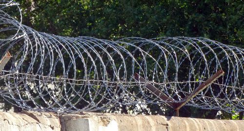 Ограждение режимного объекта. Фото Нины Тумановой для "Кавказского узла" Ограждение режимного объекта. Фото Нины Тумановой для "Кавказского узла"