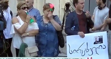 Участники протеста у здания парламента 03.09.2019 Фото: кадр видео ТВ Звезда https://tvzvezda.ru/news/vstrane_i_mire/content/2019931650-33rWU.html Участники протеста у здания парламента 03.09.2019 Фото: кадр видео ТВ Звезда https://tvzvezda.ru/news/vstrane_i_mire/content/2019931650-33rWU.html