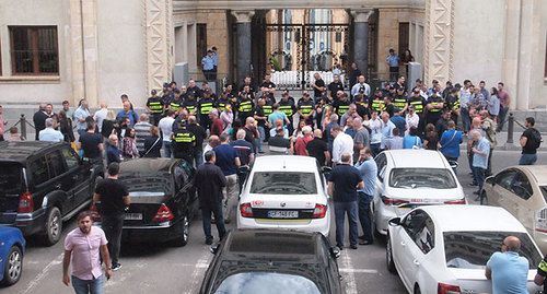 Участники акции протеста перед зданием парламента Грузии. Тбилиси, 4 сентября 2019 года. Фото Беслана Кмузова для "Кавказского узла". Участники акции протеста перед зданием парламента Грузии. Тбилиси, 4 сентября 2019 года. Фото Беслана Кмузова для "Кавказского узла".