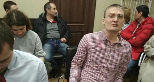 Адвокат Михаил Беньяш (справа) с защитниками в Ленинском районном суде Краснодара. Фото Александра Савельева для "Кавказского узла" Адвокат Михаил Беньяш (справа) с защитниками в Ленинском районном суде Краснодара. Фото Александра Савельева для "Кавказского узла"