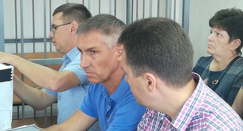 Леонид Жданов (в центре) с адвокатами. Фото Татьяны Филимоновой для "Кавказского узла" Леонид Жданов (в центре) с адвокатами. Фото Татьяны Филимоновой для "Кавказского узла"
