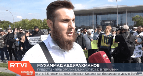 Мухаммад Абдурахманов на митинге в Берлине 4 сентября. Скриншот видео: https://www.youtube.com/watch?v=64zQFCuBo8Q Мухаммад Абдурахманов на митинге в Берлине 4 сентября. Скриншот видео: https://www.youtube.com/watch?v=64zQFCuBo8Q