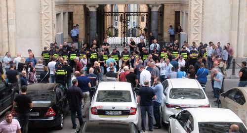 Противостояние полиции и митингующих перед парламентом по ул. Братьев Зубалашвили в Тбилиси 04.09.2019. Фото Беслана Кмузова для "Кавказского узла" Противостояние полиции и митингующих перед парламентом по ул. Братьев Зубалашвили в Тбилиси 04.09.2019. Фото Беслана Кмузова для "Кавказского узла"