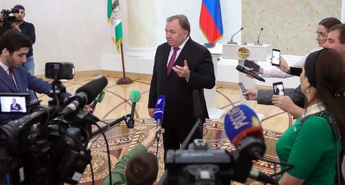 Махмуд-Али Калиматов в окружении журналистов. Фото: пресс-служба правительства Ингушетии http://www.ingushetia.ru/photo/section.php?SECTION_ID=387 Махмуд-Али Калиматов в окружении журналистов. Фото: пресс-служба правительства Ингушетии http://www.ingushetia.ru/photo/section.php?SECTION_ID=387