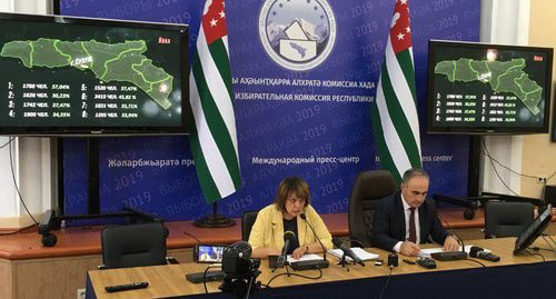 Председатель ЦИК Абхазии Тамаз Гогия и пресс-секретарь комиссии Елена Лабахуа объявляют предварительные итоги первого тура выборов. Сухум, 26 августа 2019 года. Фото Дмитрия Статейнова для "Кавказского узла". Председатель ЦИК Абхазии Тамаз Гогия и пресс-секретарь комиссии Елена Лабахуа объявляют предварительные итоги первого тура выборов. Сухум, 26 августа 2019 года. Фото Дмитрия Статейнова для "Кавказского узла".