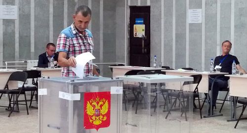 Избиратель на участке в Волгограде. Фото Татьяны Филимоновой для "Кавказского узла", Избиратель на участке в Волгограде. Фото Татьяны Филимоновой для "Кавказского узла",