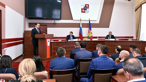 Губернатор Кубани Вениамин Кондратьев представляет горсовету Сочи исполняющего обязанности мэра Алексея Копайгородского. 9 сентября 2019 года. Фото пресс-службы администрации Сочи. https://sochi.ru/press-sluzhba/novosti/11/130623/ Губернатор Кубани Вениамин Кондратьев представляет горсовету Сочи исполняющего обязанности мэра Алексея Копайгородского. 9 сентября 2019 года. Фото пресс-службы администрации Сочи. https://sochi.ru/press-sluzhba/novosti/11/130623/