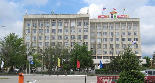Здание городской мэрии в Элисте, Калмыкия. Фото: Rartat https://ru.wikipedia.org/ Здание городской мэрии в Элисте, Калмыкия. Фото: Rartat https://ru.wikipedia.org/