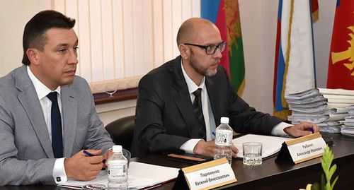 Депутаты Василий Пархоменко (слева) и Александр Рыбалко во время городского собрания Сочи. Фото: официальный сайт Городское собрание Сочи http://www.gs-sochi.ru/news/19205/ Депутаты Василий Пархоменко (слева) и Александр Рыбалко во время городского собрания Сочи. Фото: официальный сайт Городское собрание Сочи http://www.gs-sochi.ru/news/19205/
