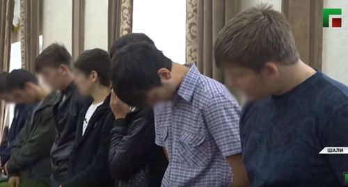 Молодые люди извиняются за свои публикации в телесюжете чеченского ТВ. Скриншот видео ЧГТРК "Грозный"
https://www.youtube.com/watch?v=X8yS1QCjrpc Молодые люди извиняются за свои публикации в телесюжете чеченского ТВ. Скриншот видео ЧГТРК "Грозный"
https://www.youtube.com/watch?v=X8yS1QCjrpc