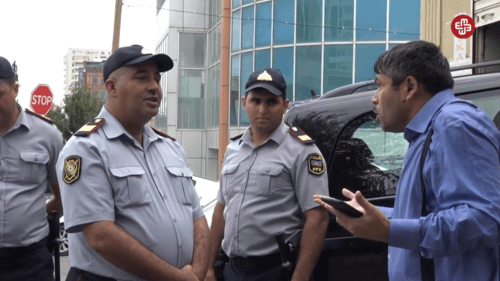 Журналист Тезехан Мираламли спорит с полицейскими, 11 сентября 2019 года. Скриншот видео https://www.facebook.com/MeydanTelevision/videos/671447066668670/?v=671447066668670 Журналист Тезехан Мираламли спорит с полицейскими, 11 сентября 2019 года. Скриншот видео https://www.facebook.com/MeydanTelevision/videos/671447066668670/?v=671447066668670