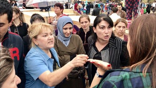 Горожане требуют от представителя застройщика не застраивать прибрежную зону. Фото Патимат Махмудовой для "Кавказского узла" Горожане требуют от представителя застройщика не застраивать прибрежную зону. Фото Патимат Махмудовой для "Кавказского узла"