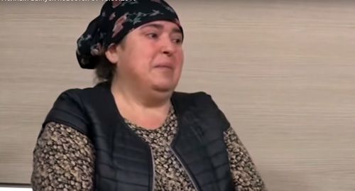 Женщина обращается через ЧГТРК "Грозный" к Рамзану Кадырову о том, что "им негде жить и некому помогать". Фото: кадр видео ЧГТРК "Грозный" https://newsvideo.su/video/11433314 Женщина обращается через ЧГТРК "Грозный" к Рамзану Кадырову о том, что "им негде жить и некому помогать". Фото: кадр видео ЧГТРК "Грозный" https://newsvideo.su/video/11433314