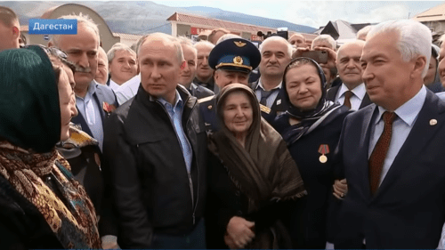 Путин в Ботлихе, 12 сентября 2019 года. Фото: Скриншот видео Первого канала, https://youtu.be/Y5l6e7YHUKo Путин в Ботлихе, 12 сентября 2019 года. Фото: Скриншот видео Первого канала, https://youtu.be/Y5l6e7YHUKo
