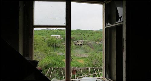 Разбитые окна дома в селе Неркин Оратаг, НКР. Фото Алвард Григорян для "Кавказского узла" Разбитые окна дома в селе Неркин Оратаг, НКР. Фото Алвард Григорян для "Кавказского узла"