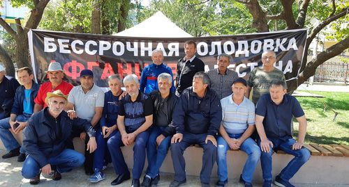 Дагестанские ветераны афганской войны на бессрочной голодовке в парке Махачкалы. Фото: Тимура Исаева для "Кавказского узла" Дагестанские ветераны афганской войны на бессрочной голодовке в парке Махачкалы. Фото: Тимура Исаева для "Кавказского узла"