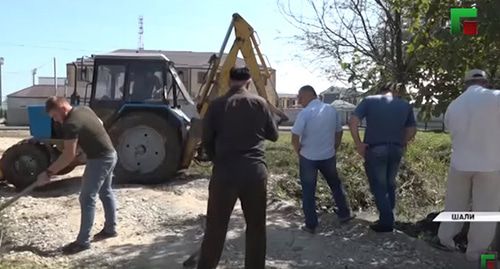 Жители Чечни во время субботника. Скриншот видео ЧГТРК "Грозный" https://www.youtube.com/watch?v=Jl1OdZjP1sk Жители Чечни во время субботника. Скриншот видео ЧГТРК "Грозный" https://www.youtube.com/watch?v=Jl1OdZjP1sk