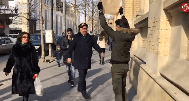 Рафаэль Гусейнзаде на пикете в январе 2019 года. Скриншот видео https://www.youtube.com/watch?v=1zFAsJnPdig