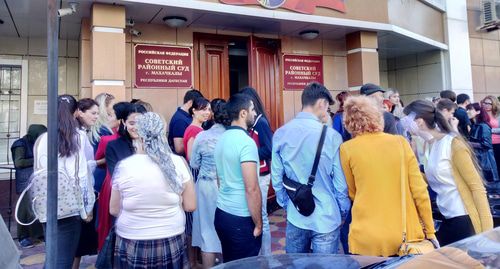 Группа поддержки задержанных в Дагестане четырех Свидетелей Иеговы* у Советского райсуда Махачкалы 24.09.2019. Фото Расула Магомедова для "Кавказского узла". Группа поддержки задержанных в Дагестане четырех Свидетелей Иеговы* у Советского райсуда Махачкалы 24.09.2019. Фото Расула Магомедова для "Кавказского узла".