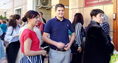 Группа поддержки задержанных в Дагестане четырех Свидетелей Иеговы* у Советского райсуда Махачкалы 24.09.2019. Фото Расула Магомедова для "Кавказского узла". Группа поддержки задержанных в Дагестане четырех Свидетелей Иеговы* у Советского райсуда Махачкалы 24.09.2019. Фото Расула Магомедова для "Кавказского узла".