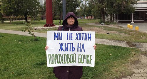 Жильцы аварийного общежития проводят пикеты у здания Астраханского областного суда. 25 сентября 2019 г. Фото Алены Садовской для "Кавказского узла" Жильцы аварийного общежития проводят пикеты у здания Астраханского областного суда. 25 сентября 2019 г. Фото Алены Садовской для "Кавказского узла"