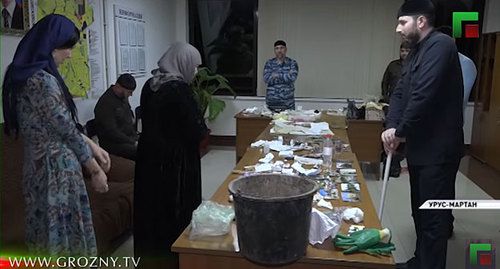 Обвиненные в колдовстве женщины на встрече с руководителем Центра исламской медицины Адамом Эльжуркаевым. Кадр видео ЧГТРК "Грозный" https://www.youtube.com/watch?v=pWIsYVfKLmY Обвиненные в колдовстве женщины на встрече с руководителем Центра исламской медицины Адамом Эльжуркаевым. Кадр видео ЧГТРК "Грозный" https://www.youtube.com/watch?v=pWIsYVfKLmY