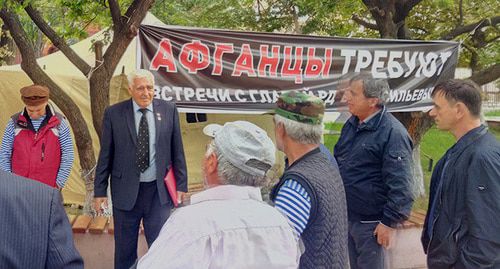 Представитель Совета старейшин при главе Дагестана беседует с протестующими афганцами. Фото Расула Магомедова для "Кавказского узла" Представитель Совета старейшин при главе Дагестана беседует с протестующими афганцами. Фото Расула Магомедова для "Кавказского узла"