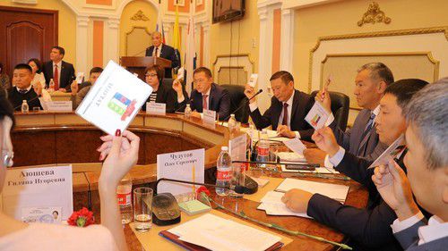 Депутаты горсовета Элисты голосуют за назначение Дмитрия Трапезникова, https://www.gorod-elista.ru/about/info/news/14634/ Депутаты горсовета Элисты голосуют за назначение Дмитрия Трапезникова, https://www.gorod-elista.ru/about/info/news/14634/