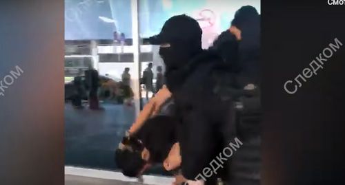 Задержание по делу о финансировании ИГ. Фото: кадр видео СК РФ https://www.youtube.com/channel/UCOiAwKQuFMdJuK7wwDIoKpA Задержание по делу о финансировании ИГ. Фото: кадр видео СК РФ https://www.youtube.com/channel/UCOiAwKQuFMdJuK7wwDIoKpA