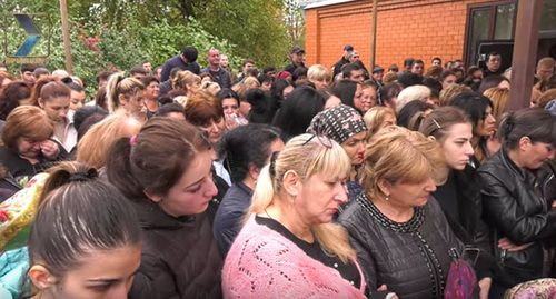 Похороны Регины Гагиевой. Скриншот видео КРЫЛЬЯ TV https://www.youtube.com/watch?v=KJ34Byd7H9k Похороны Регины Гагиевой. Скриншот видео КРЫЛЬЯ TV https://www.youtube.com/watch?v=KJ34Byd7H9k