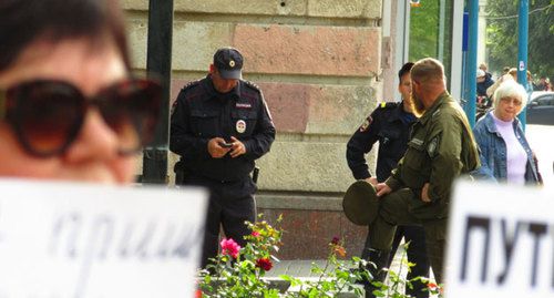Сотрудники полиции вблизи места одиночного пикета Галины Заболотневой. 29 сентября 2019 года, Волгоград. Фото Вячеслава Ященко для "Кавказского узла". Сотрудники полиции вблизи места одиночного пикета Галины Заболотневой. 29 сентября 2019 года, Волгоград. Фото Вячеслава Ященко для "Кавказского узла".