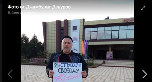 Одиночный пикет Джамбулата Дзаурова в поддержку Зарифы Саутиевой. Назрань, 29 сентября 2019 года. Фото: скриншот со страницы Дзаурова в Facebook (https://www.facebook.com/photo.php?fbid=203536713978226&set=pcb.203536763978221&type=3&theater) Одиночный пикет Джамбулата Дзаурова в поддержку Зарифы Саутиевой. Назрань, 29 сентября 2019 года. Фото: скриншот со страницы Дзаурова в Facebook (https://www.facebook.com/photo.php?fbid=203536713978226&set=pcb.203536763978221&type=3&theater)