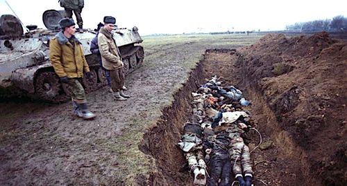 Российские военнослужащие проводят массовое захоронение в окопе в Чечне во время второй чеченской войны. Фото: Natalia Medvedeva - http://exhibition.ipvnews.org/photo_001.php, CC BY-SA 3.0, https://commons.wikimedia.org/w/index.php?curid=7003114 Российские военнослужащие проводят массовое захоронение в окопе в Чечне во время второй чеченской войны. Фото: Natalia Medvedeva - http://exhibition.ipvnews.org/photo_001.php, CC BY-SA 3.0, https://commons.wikimedia.org/w/index.php?curid=7003114