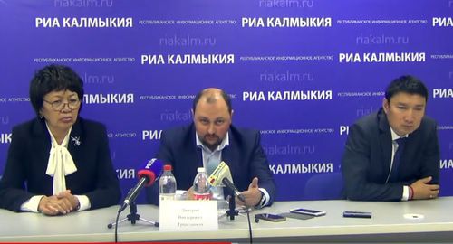 Врио главы Элисты Дмитрий Трапезников (в центре). Фото: кадр видео на канале в Youtube РИА Калмыкия https://www.youtube.com/watch?time_continue=1760&v=WFy9blkep6U Врио главы Элисты Дмитрий Трапезников (в центре). Фото: кадр видео на канале в Youtube РИА Калмыкия https://www.youtube.com/watch?time_continue=1760&v=WFy9blkep6U