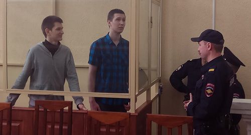 Ян Сидоров и Владислав Мордасов (справа) в зале суда. Фото Константина Волгина для "Кавказского узла" Ян Сидоров и Владислав Мордасов (справа) в зале суда. Фото Константина Волгина для "Кавказского узла"