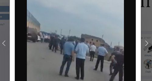 Ингушские полицейские провели забастовку против назначенца со Ставрополья. Фото: Скриншот видео https://vk.com/magastimes?w=wall-56310843_308726 Ингушские полицейские провели забастовку против назначенца со Ставрополья. Фото: Скриншот видео https://vk.com/magastimes?w=wall-56310843_308726