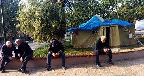 Пикет ветеранов-афганцев в Маачкале. Фото Расула Магомедова для "Кавказского узла" Пикет ветеранов-афганцев в Маачкале. Фото Расула Магомедова для "Кавказского узла"