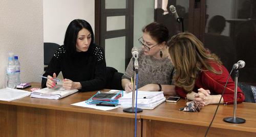 Вдова Земфира Цкаева, адвокат Анжелика Сикоева и двоюродная сестра Владимира Цкаева Ирина (слева направо). Фото Эммы Марзоевой для "Кавказского узла" Вдова Земфира Цкаева, адвокат Анжелика Сикоева и двоюродная сестра Владимира Цкаева Ирина (слева направо). Фото Эммы Марзоевой для "Кавказского узла"