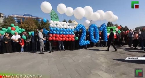 Участники празднования Дня города в Грозном. 5 октября 2019 года. Кадр видео ЧГТРК "Грозный" https://www.youtube.com/watch?v=PAJkgP4VvPE Участники празднования Дня города в Грозном. 5 октября 2019 года. Кадр видео ЧГТРК "Грозный" https://www.youtube.com/watch?v=PAJkgP4VvPE