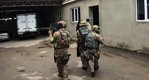 Сотрудники спецслужб во время КТО в Кабардино-Балкарии. Фото
Следственный комитет Российской Федерации https://www.youtube.com/watch?v=btU6LQaAeZ0&feature=youtu.be Сотрудники спецслужб во время КТО в Кабардино-Балкарии. Фото
Следственный комитет Российской Федерации https://www.youtube.com/watch?v=btU6LQaAeZ0&feature=youtu.be