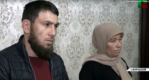 Двое жителей Чечни, сообщившие о похищении ребенка в Курчалое, приносят публичные извинения в эфире регионального ГТРК 9 октября. Фото: кадр видео ЧГТРК Грозный
https://newsvideo.su/video/11584884 Двое жителей Чечни, сообщившие о похищении ребенка в Курчалое, приносят публичные извинения в эфире регионального ГТРК 9 октября. Фото: кадр видео ЧГТРК Грозный
https://newsvideo.su/video/11584884