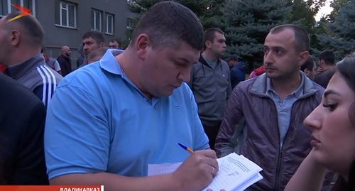 Участники акции 19 сентября у здания консульства Южной Осетии во Владикавказе. Скриншот новостного эфира телеканала "Ирыстон ТВ", опубликованного 19 сентября на YouTube-канале телекомпании. https://www.youtube.com/watch?v=IEpxIBqQnQw&feature=youtu.be Участники акции 19 сентября у здания консульства Южной Осетии во Владикавказе. Скриншот новостного эфира телеканала "Ирыстон ТВ", опубликованного 19 сентября на YouTube-канале телекомпании. https://www.youtube.com/watch?v=IEpxIBqQnQw&feature=youtu.be