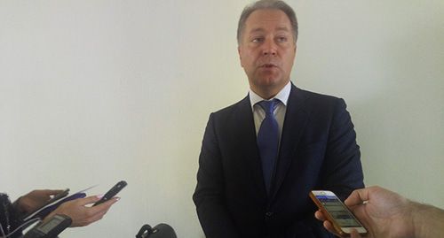 Адвокат Алексей Мельников дает интервью журналистам. Фото Анны Грицевич для "Кавказского узла" Адвокат Алексей Мельников дает интервью журналистам. Фото Анны Грицевич для "Кавказского узла"