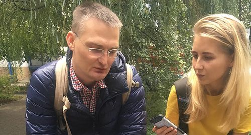 Михаил Беньяш (слева) дает интервью. Фото Анны Грицевич для "Кавказского узла" Михаил Беньяш (слева) дает интервью. Фото Анны Грицевич для "Кавказского узла"