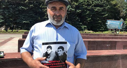 Отец убитых в Дагестане пастухов Муртазали Гасангусейнов вышел на одиночный пикет в Махачкале. 15 июля 2019 г. Фото Патимат Махмудовой для "Кавказского узла" Отец убитых в Дагестане пастухов Муртазали Гасангусейнов вышел на одиночный пикет в Махачкале. 15 июля 2019 г. Фото Патимат Махмудовой для "Кавказского узла"